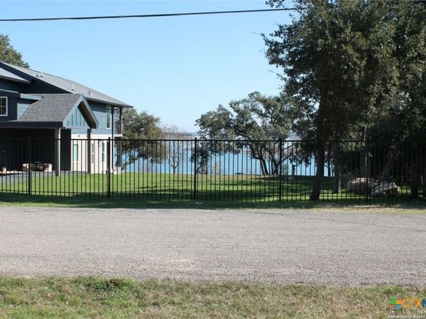 895 Lakebreeze Drive, Canyon Lake, TX 78133