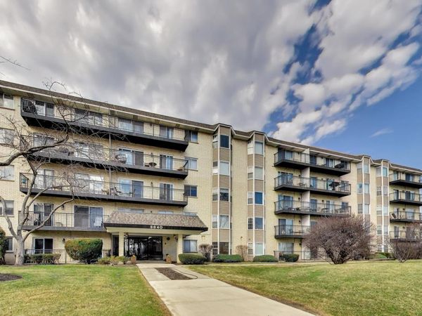 8640 Waukegan Road , Unit 229, Morton Grove, IL 60053