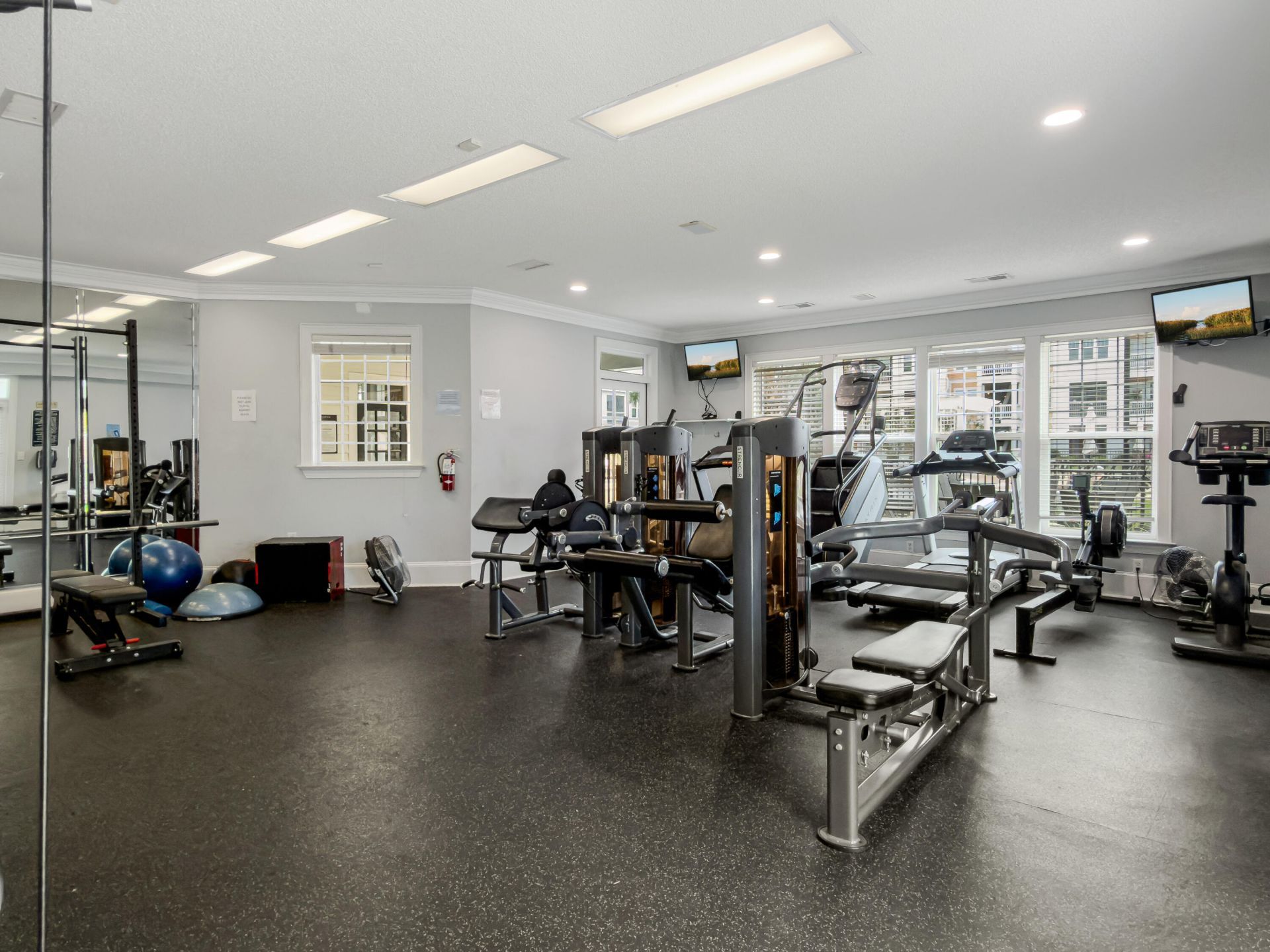 2432 Chatelain Way Photo 27