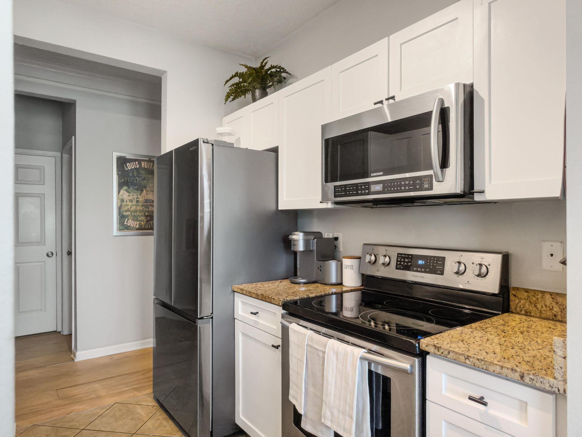 2432 Chatelain Way Photo 4