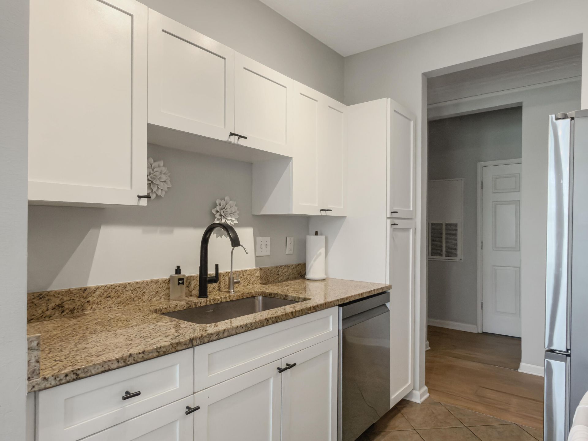 2432 Chatelain Way Photo 6