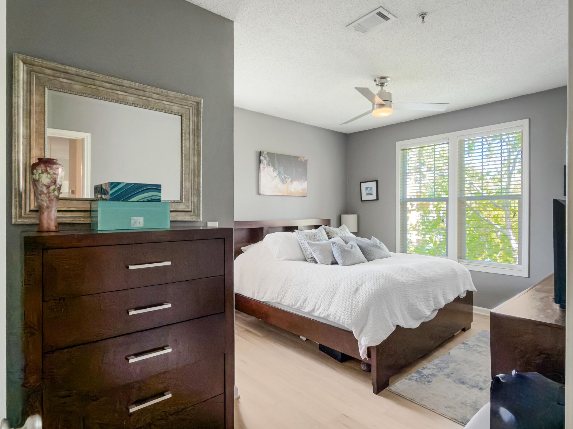 2432 Chatelain Way Photo 9