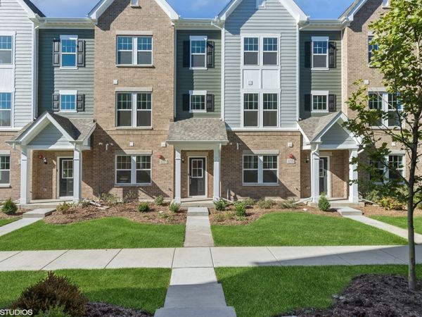 137 Yorktown Court, Libertyville, IL 60048