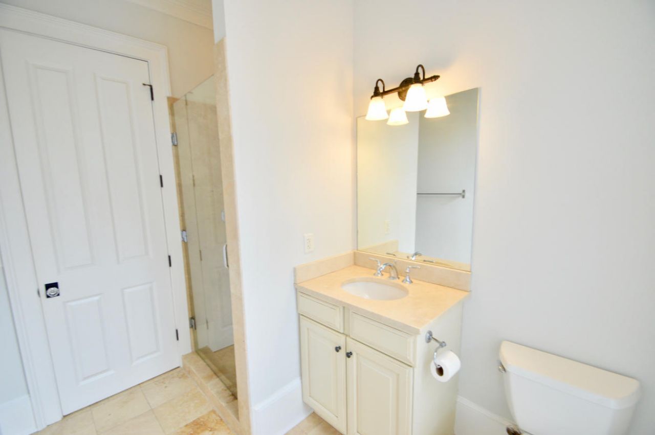 192 Wentworth Street Photo 10