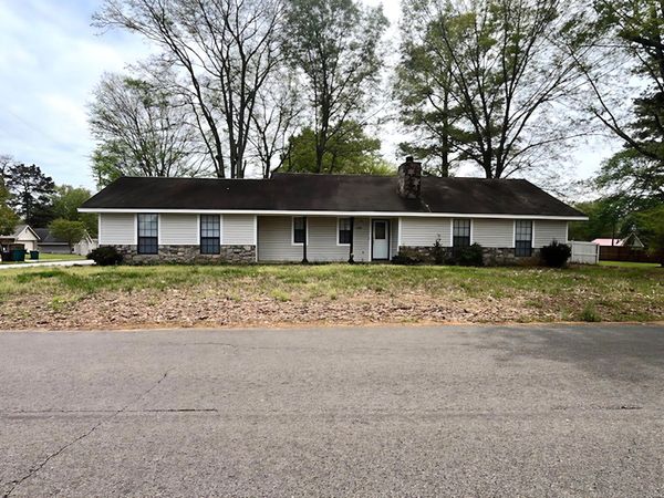 2201 Holmes St., Tupelo, MS 38801