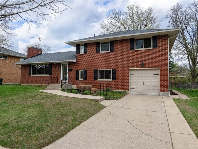 813 Lovetta Drive, Kettering, OH 45429 Photo 2