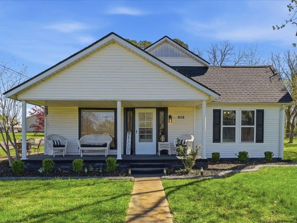 908 Smith Ave, Lawrenceburg, TN 38464