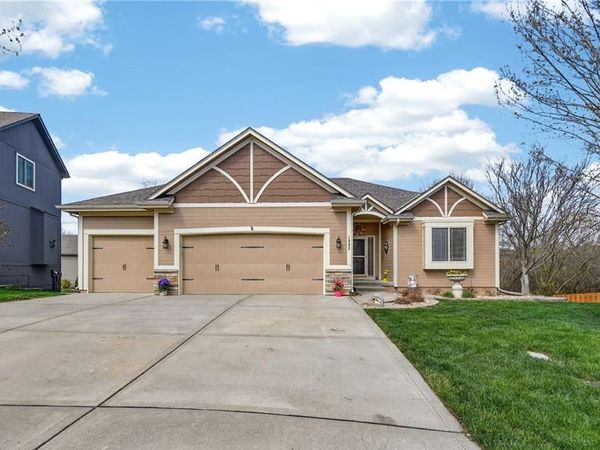 1302 Ashdown Circle, Raymore, MO 64083