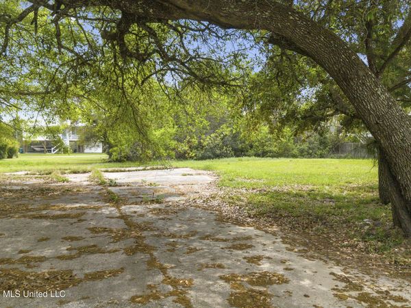 427 Sears Avenue, Waveland, MS 39576