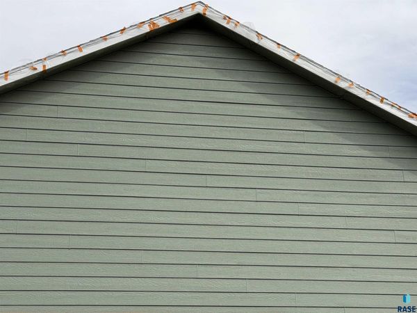 629 Foxtail Dr, Parker, SD 57053