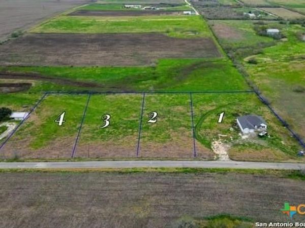 2395 Partnership Road , Seguin, TX 78155