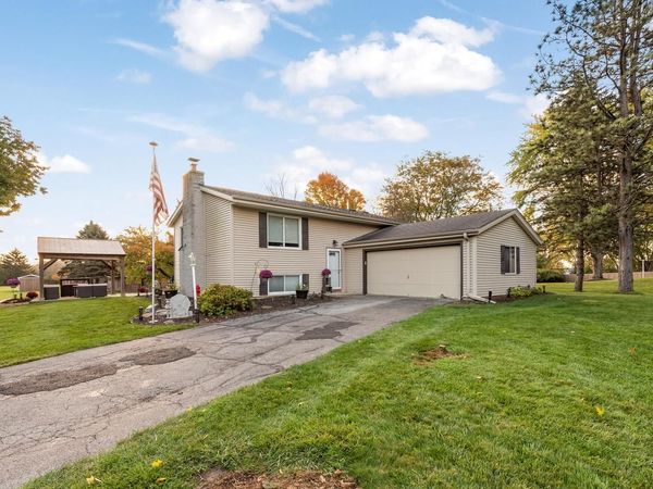 W275S8960 Hidden Lakes DRIVE, Mukwonago, WI 53149