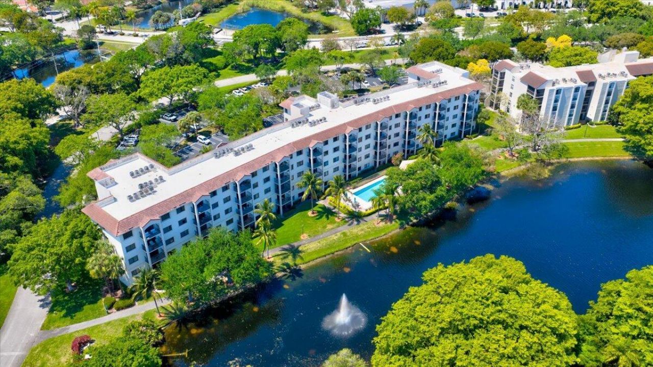 2105 Lavers Circle, Unit 212, Delray Beach, FL 33444 Photo