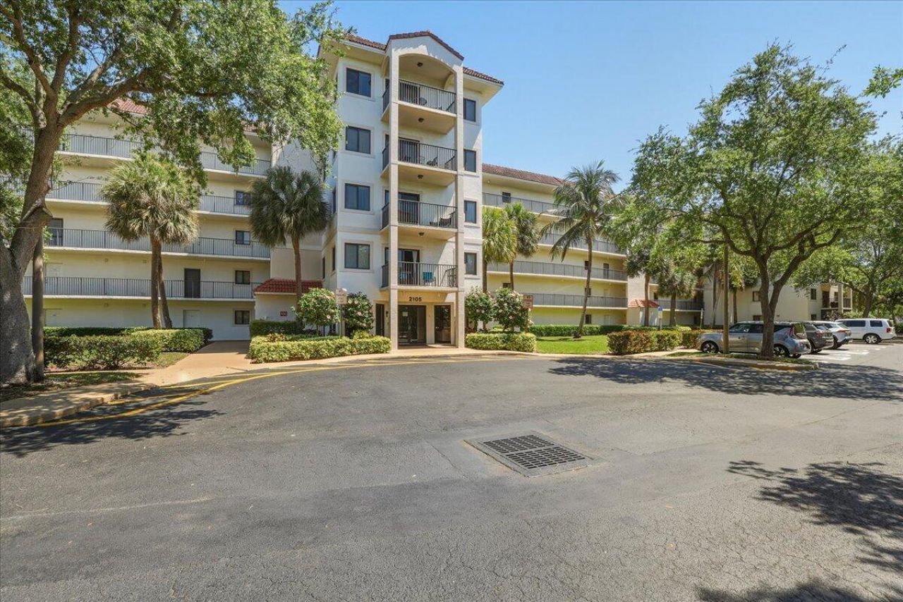 2105 Lavers Circle, Unit 212, Delray Beach, FL 33444 Photo