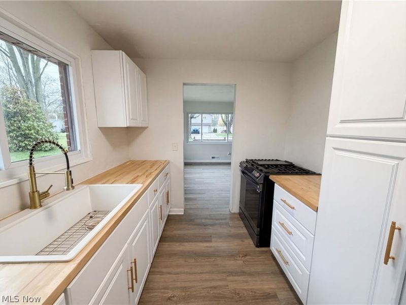 4506 Silverdale Road, North Olmsted, OH 44070 Photo 2