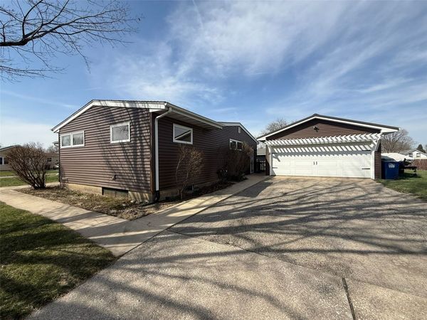 507 W 13th Street, Vinton, IA 52349