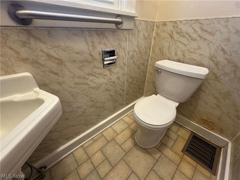 211 E Main Street , Saint Clairsville, OH 43950 Photo 16