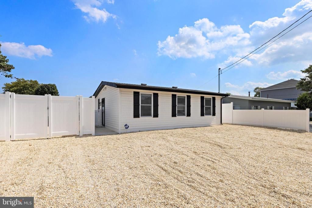 11 Charles Boulevard, Manahawkin, NJ 08050 Main Photo