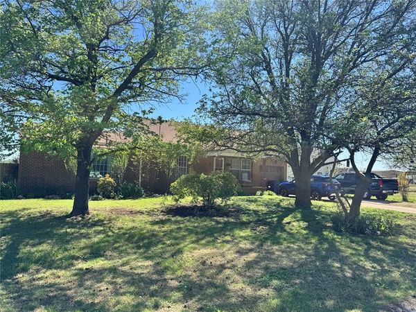 601 W Apache Street, Lindsay, OK 73052