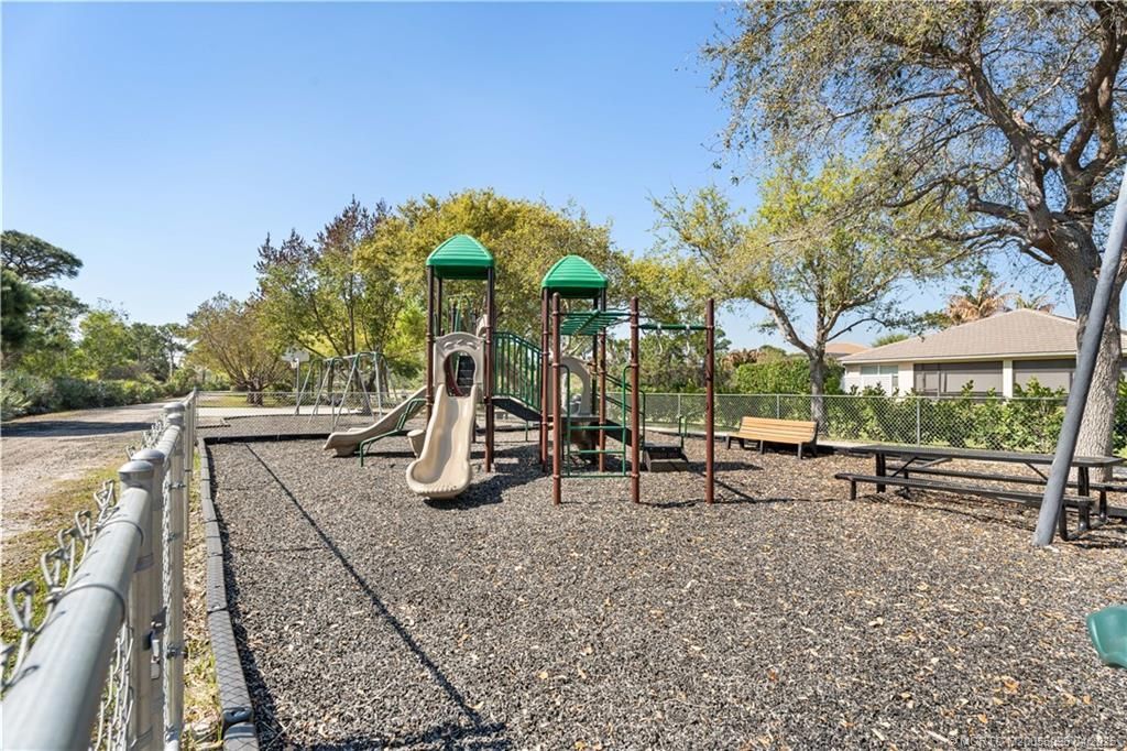 445 NW Sunflower Place, Jensen Beach, FL 34957 Photo