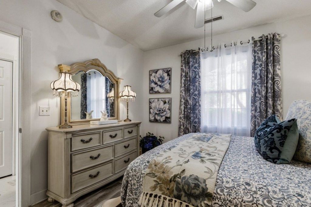 687 Riverwalk Dr. Photo 13