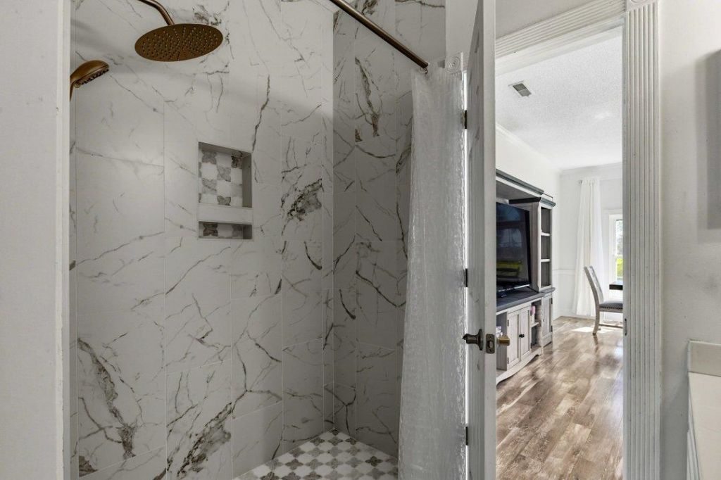 687 Riverwalk Dr. Photo 14