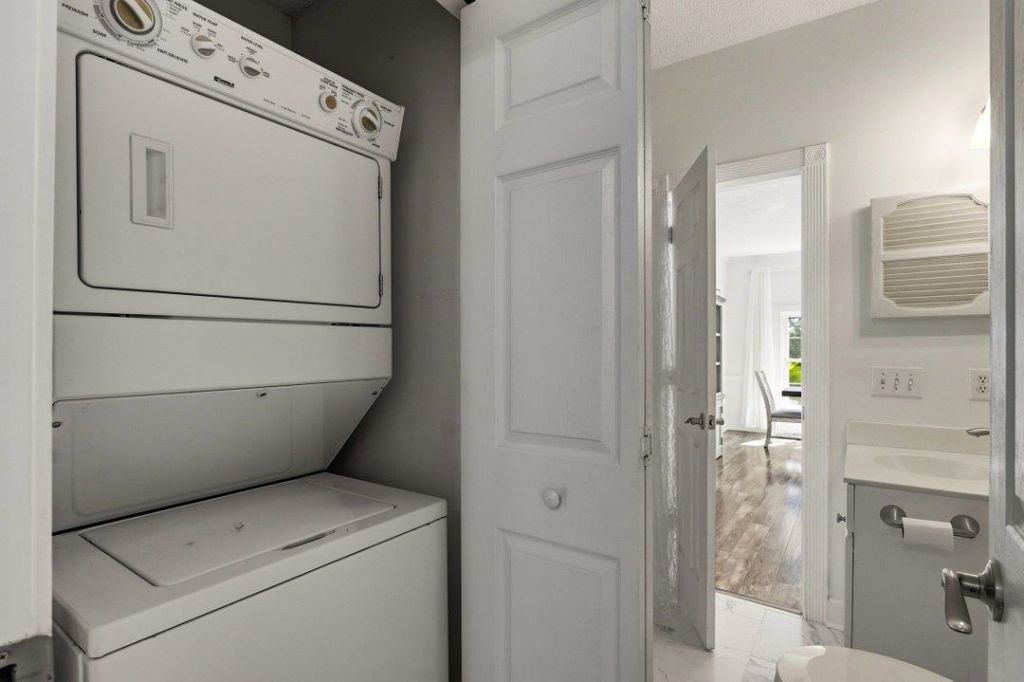 687 Riverwalk Dr. Photo 16