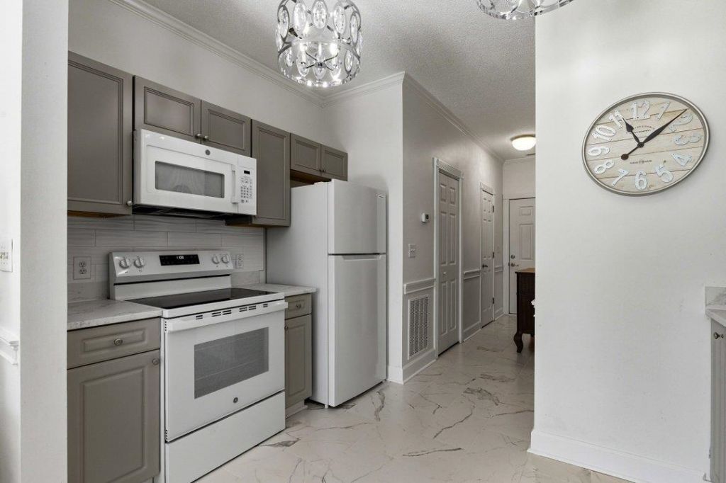 687 Riverwalk Dr. Photo 4