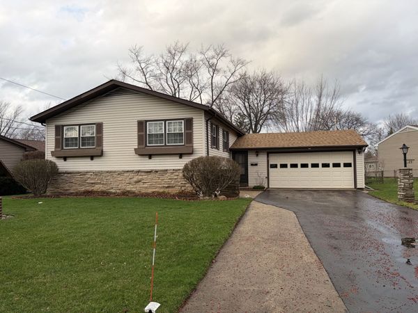 23 Saint Armand Court, Wheeling, IL 60090
