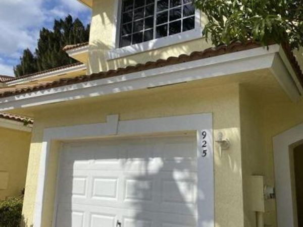 925 Imperial Lake Road, West Palm Beach, FL 33413