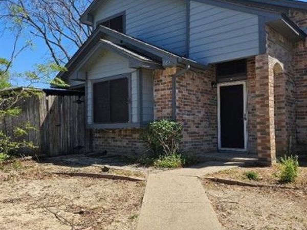 863 Valleybrooke Drive, Arlington, TX 76001