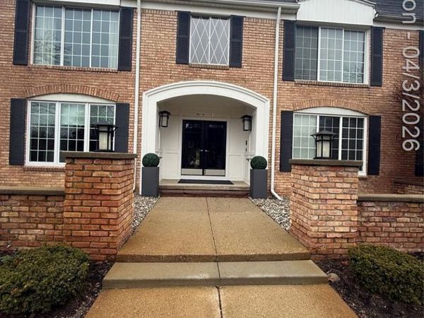 150 E Long Lake Road, Bloomfield Twp, MI 48304