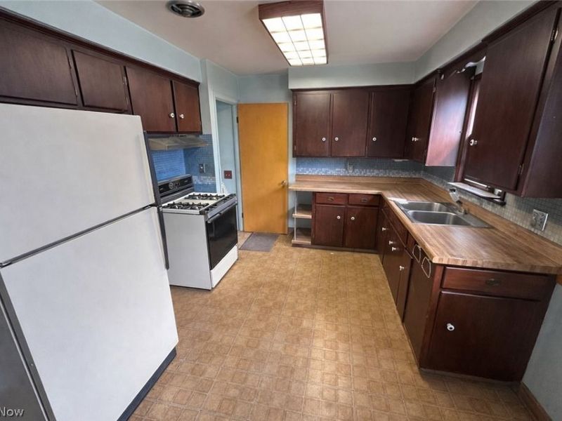 10801 Blossom Avenue , Parma, OH 44130 Photo 3