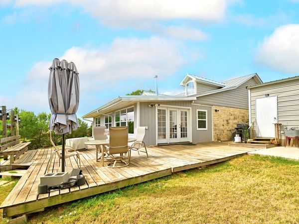 127 Klbj RD , Smithville, TX 78957