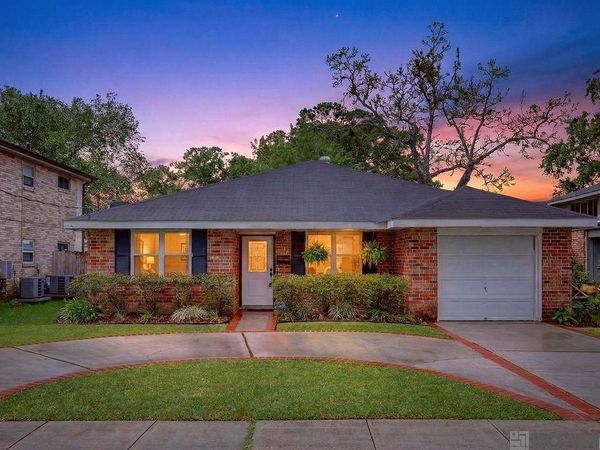 8910 Melrose Ln, River Ridge, LA 70123