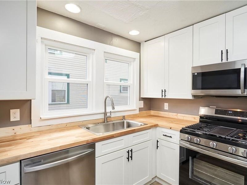 1181 Pondview Avenue, Akron, OH 44305 Photo 6