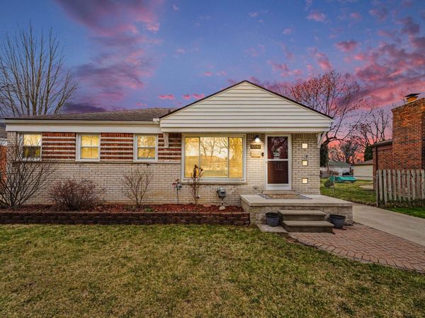 10061 Seltzer Street, Livonia, MI 48150