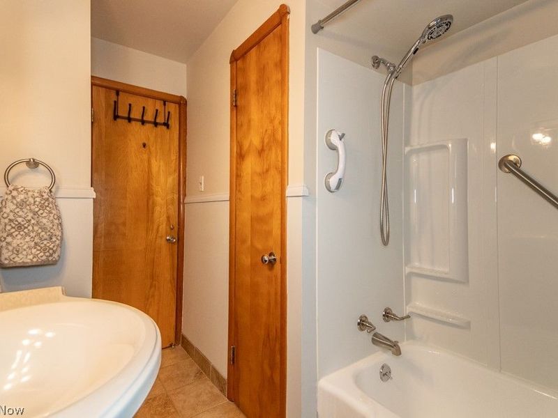 8325 Kenton Avenue, Parma, OH 44129 Photo 17