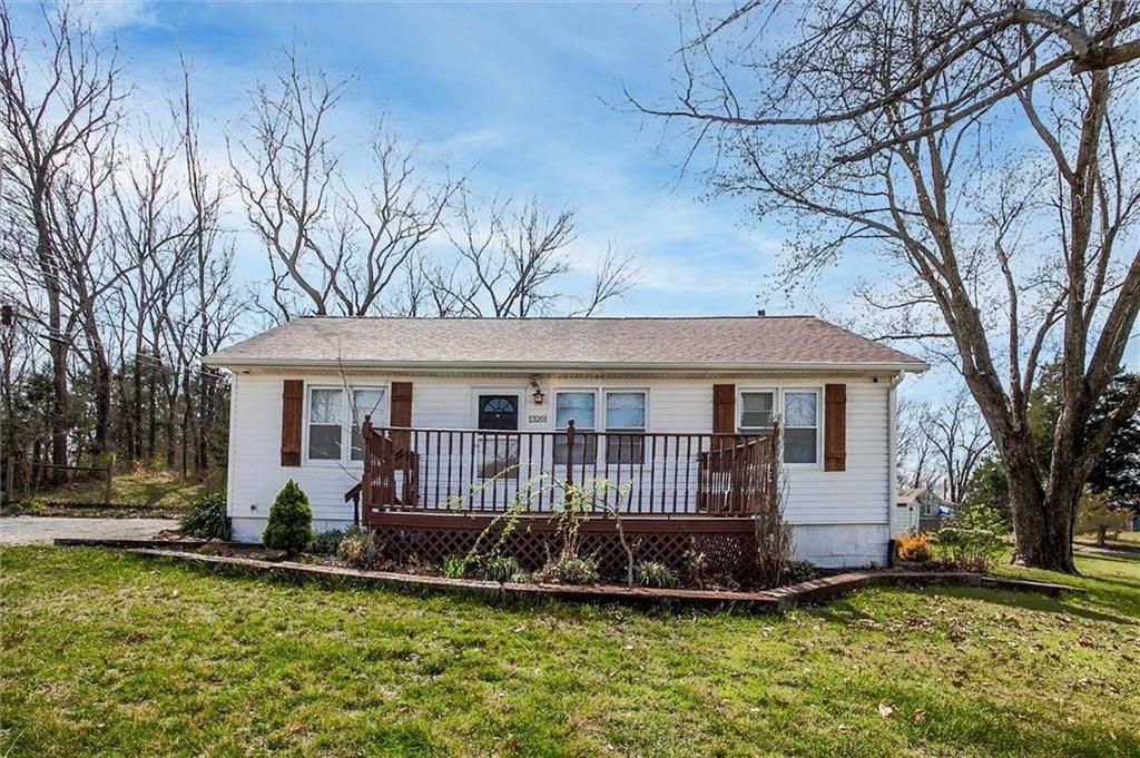 13201 NW Mohawk Road, Parkville, MO 64152 Main Photo