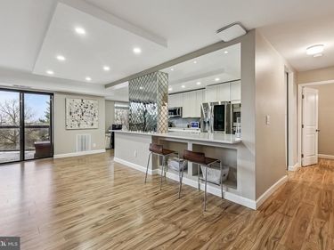 8380 GREENSBORO DR, Unit 118, MCLEAN, VA 22102