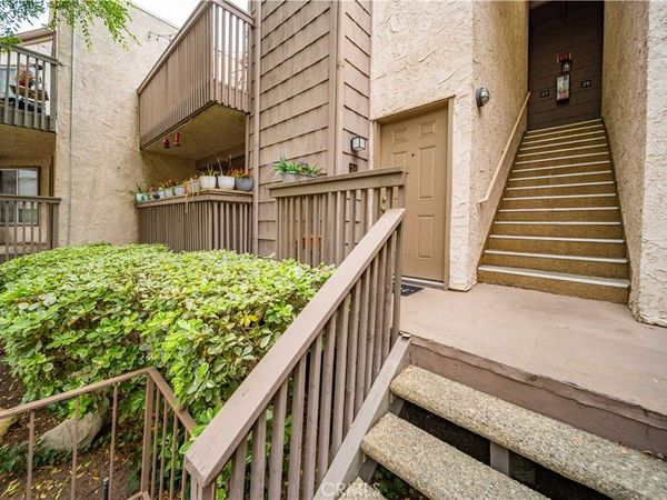 18316 Hatteras Street, Unit 26, Tarzana, CA 91356