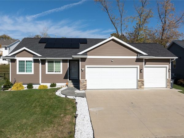 1912 Shady Grove Road SW, Cedar Rapids, IA 52404