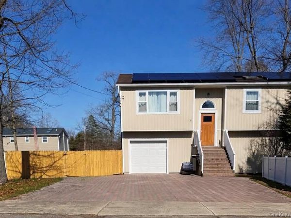 31 Perry Lane , Wheatley Heights, NY 11798