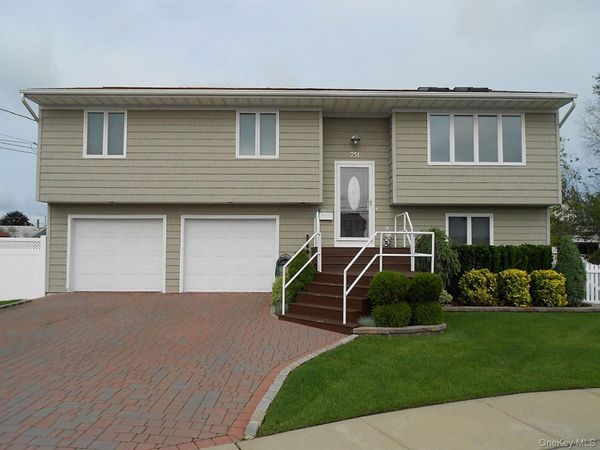251 Garfield Street , Freeport, NY 11520