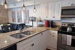 377 King Street photo 4