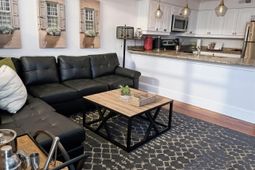 377 King Street photo 4