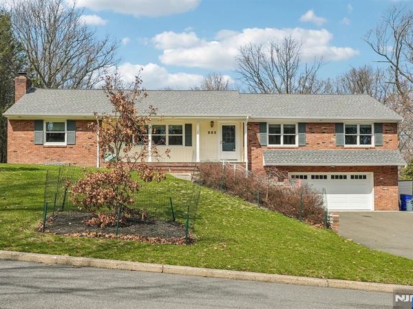 300 Briarwood Drive, WYCKOFF, NJ 07481