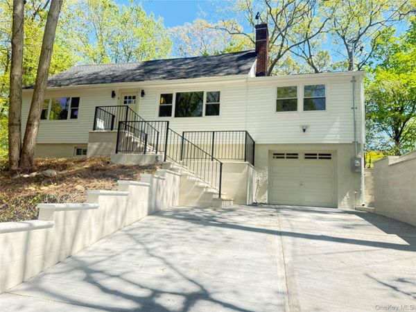 16 SUNSET Drive, Huntington, NY 11743