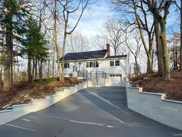 16 SUNSET Drive, Huntington, NY 11743