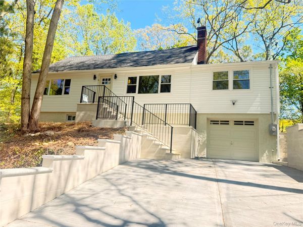 16 SUNSET Drive, Huntington, NY 11743